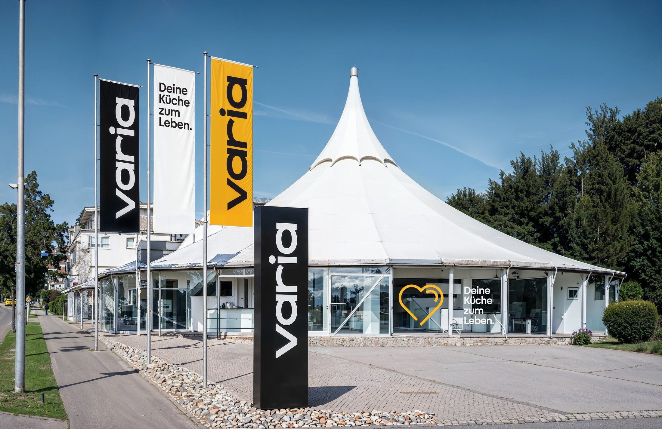 Visualisierung: der Küchenpavillon in Leonberg mit neuem varia-Pylon und Fahnen — unser Pilotstudio