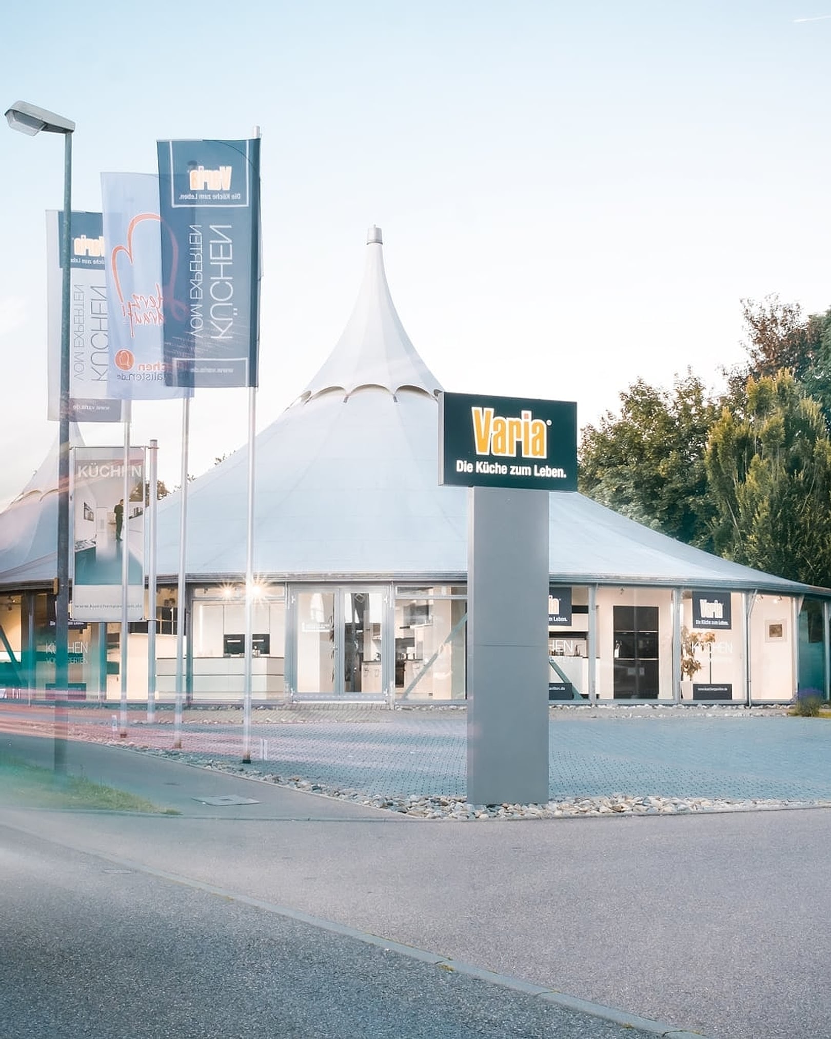 Der Frei-Otto-Küchenpavillon in Leonberg im Abendlicht — das spitze Zeltdach des eigenen Varia-Pilotstudios
