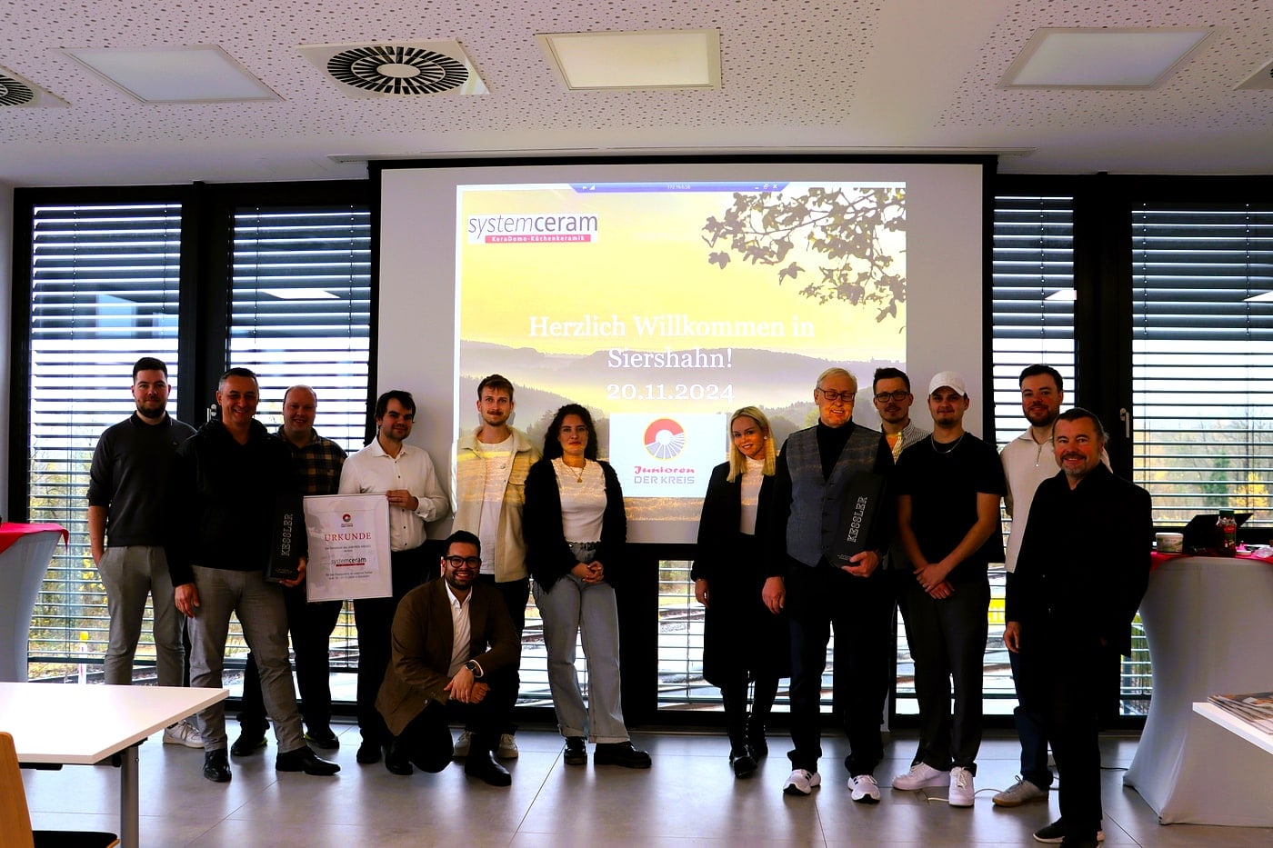 Abendprogramm beim Herbsttreffen: Junioren-Gruppe bei Austausch und Auszeichnungen