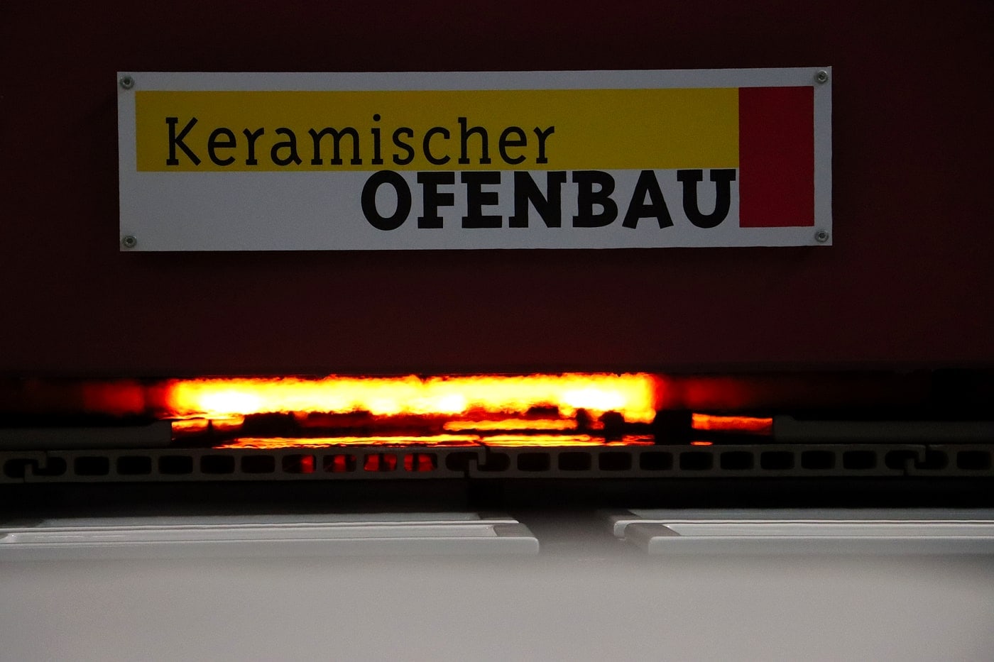 Blick in den Brennofen bei der Werksbesichtigung eines keramischen Ofenbauers