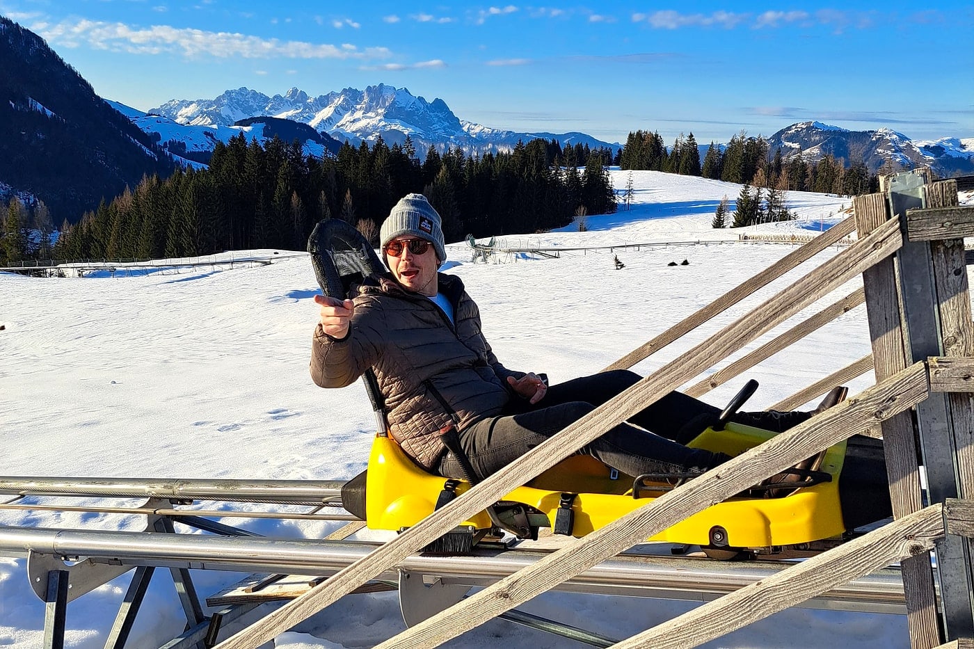 Aktivprogramm beim Wintertreffen: Teilnehmer auf der Rodelbahn im Schnee
