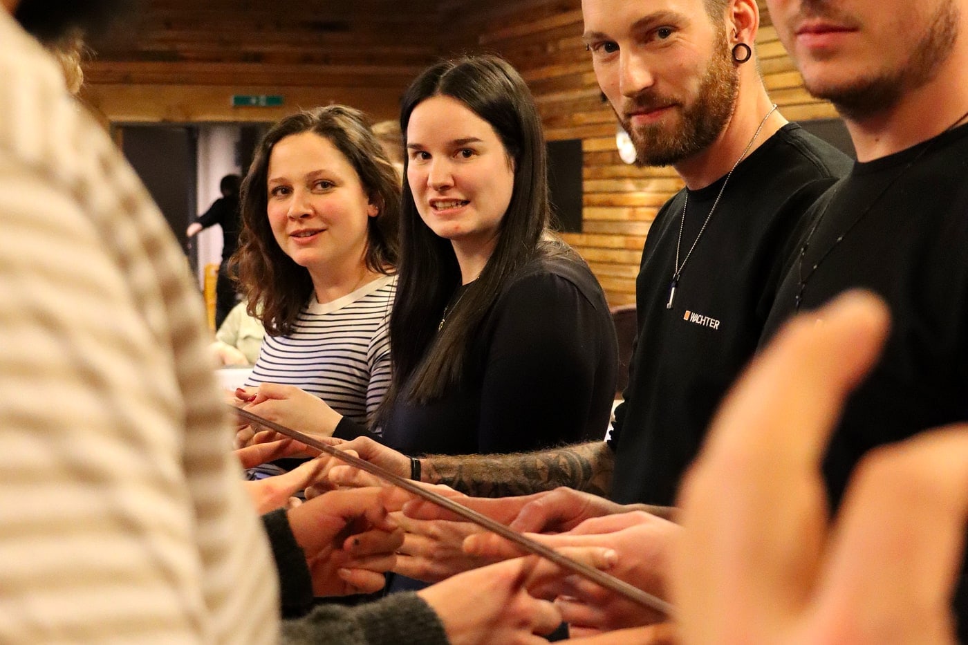 Teamübung beim Junioren-Treffen: viele Hände arbeiten an einer gemeinsamen Aufgabe
