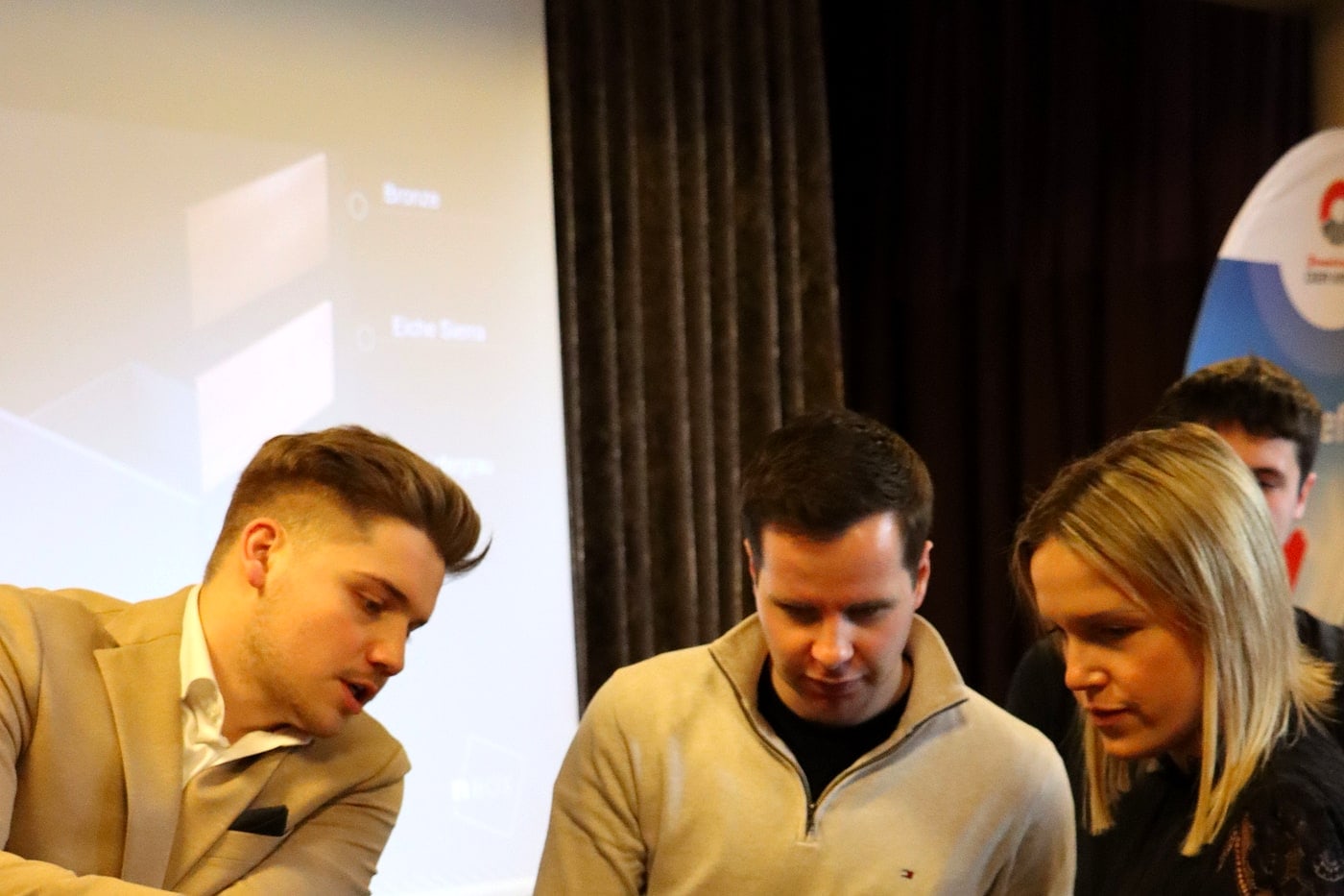 Workshop beim Wintertreffen: Teilnehmer montieren gemeinsam einen Möbelkorpus