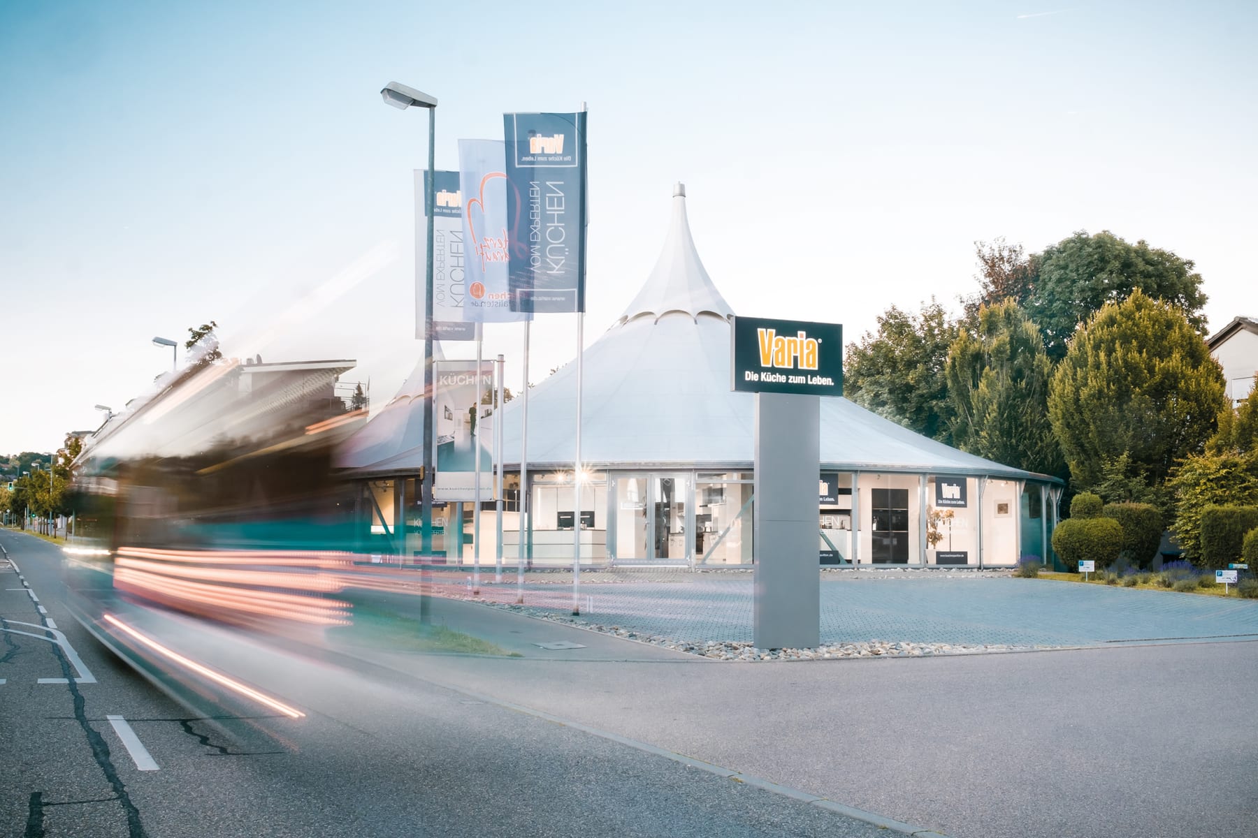 Varia-Küchenpavillon Leonberg im Abendlicht — Weg zur eigenen Studioeröffnung